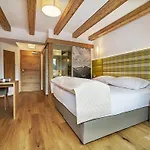 Enzian Otel